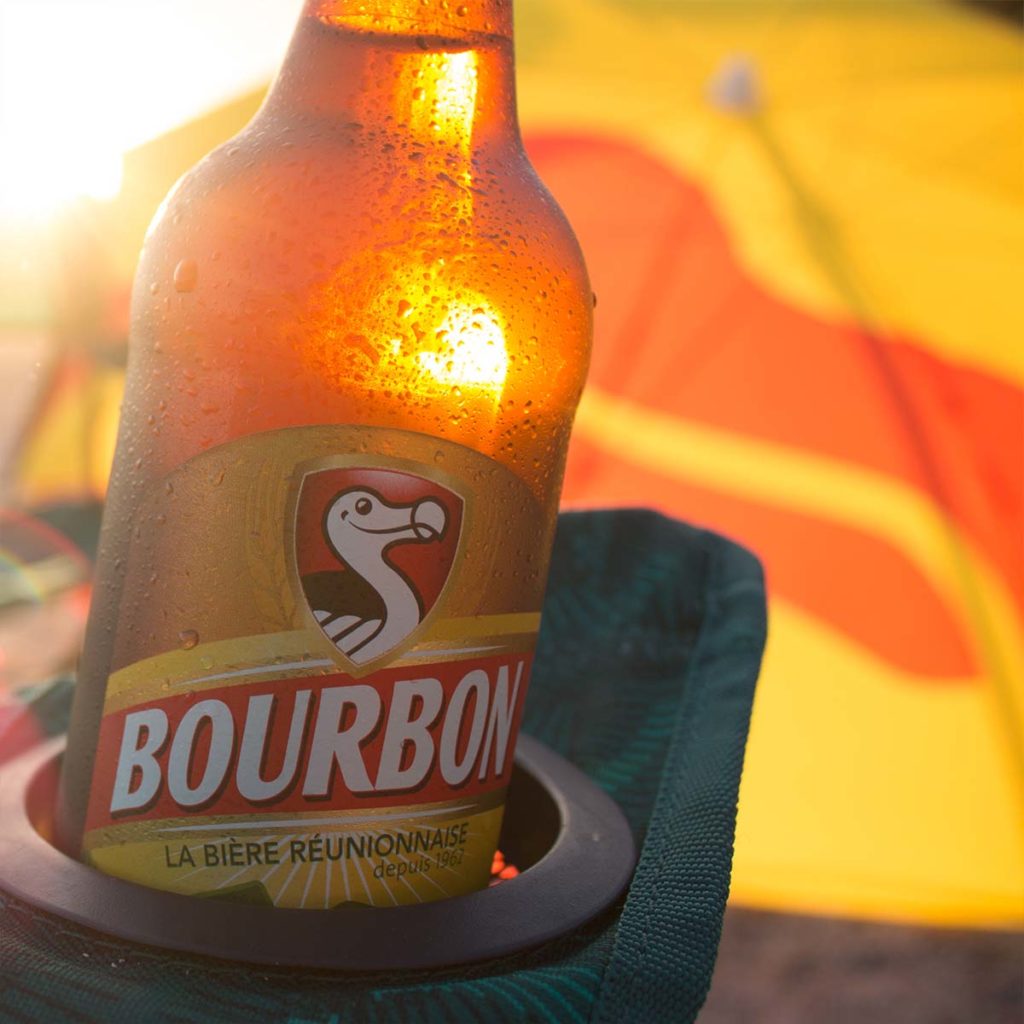 Ambiance coucher de soleil pour les photos réseaux sociaux de la bière bourbon.
